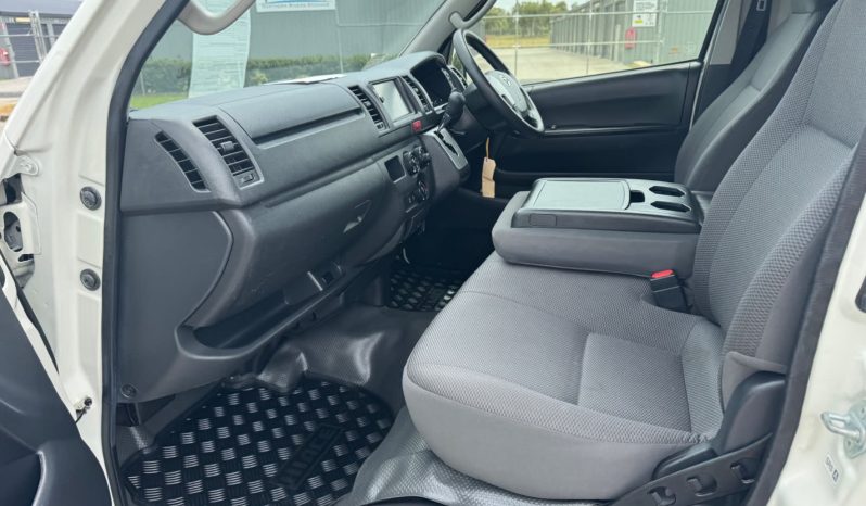 
								2019 Toyota Hiace LWB Petrol full									